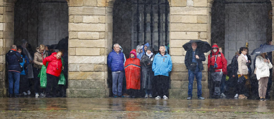 Turistas bajo la lluvia en Santiago de Compostela