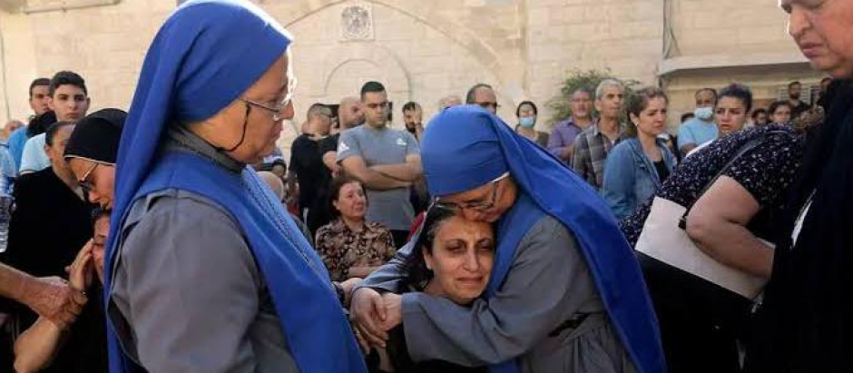 Las hermanas peruanas consolando a las victimas de los bombardeos en Gaza