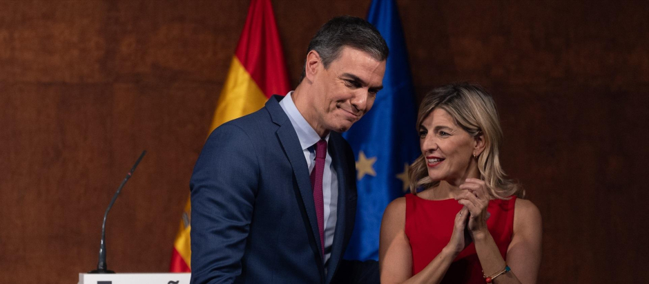 Pedro Sánchez y Yolanda Díaz, tras firmar un acuerdo para un Gobierno de coalición.
