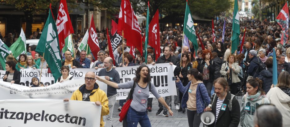 Manifestación convocada por los sindicatos ELA, LAB, CCOO, Steilas, Satse y ESKA este miércoles en San Sebastián con motivo de la huelga del sector público vasco. EFE/Juan Herrero.