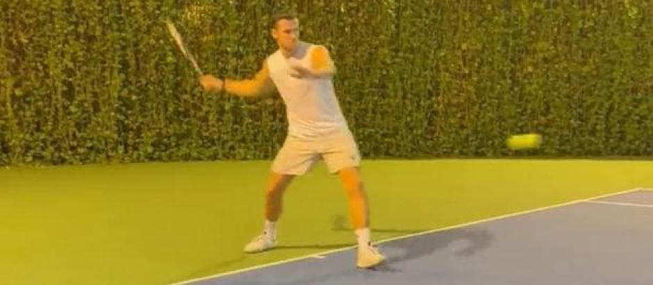Gareth Bale sorprendió con su golpe de derecha entrenando al tenis