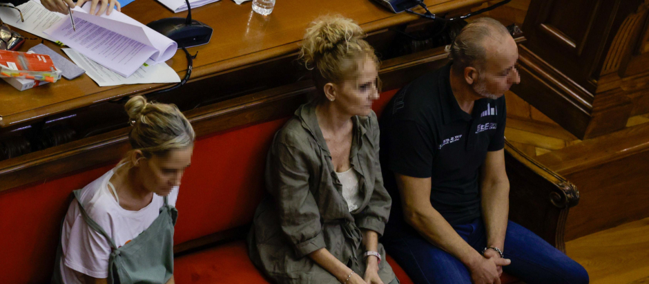 Las gemelas acusadas de asesinato en el banquillo de los acusados de la Audiencia de Barcelona