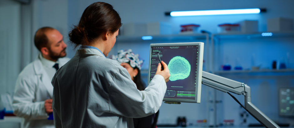 Doctores evaluando a una paciente mediante un escáner cerebral
