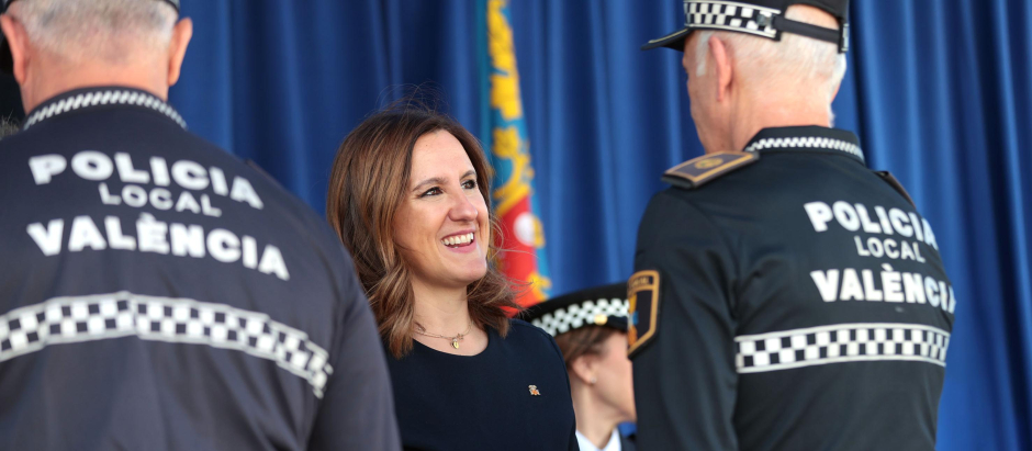 La alcaldesa de Valencia, María José Catalá saluda a un agente de la Policía Local