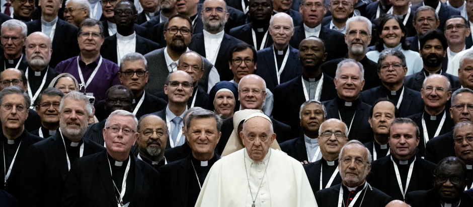 El Papa Francisco posa con los participantes del Sinodo