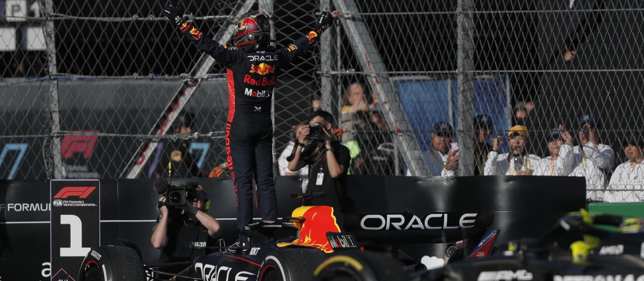 Max Verstappen, de Red Bull Racing, celebra su victoria en el Gran Premio de México