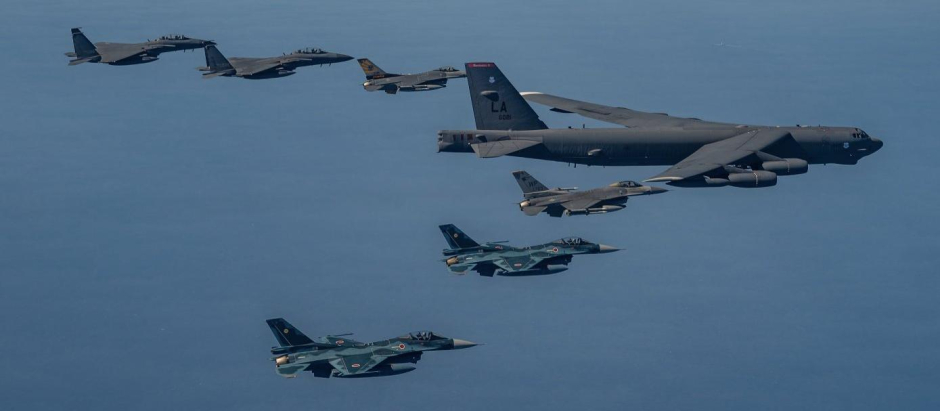 Aviones de combate de Japón y Corea del Sur escoltan un bombardero B-52 de EE.UU.