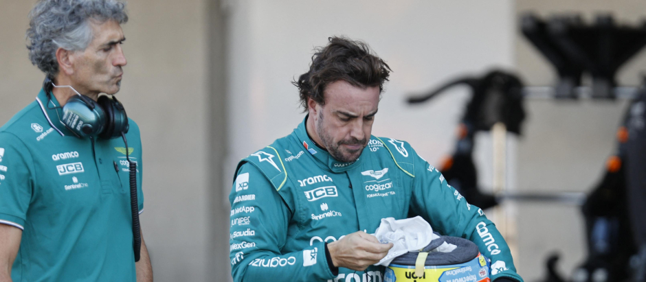 Fernando Alonso, cabizbajo, tras una nueva desilusión en la carrera en México
