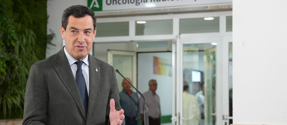 El presidente de la Junta de Andalucía, Juanma Moreno, en declaraciones a la prensa después de su visita a la Unidad de Oncología Radioterápica del Hospital Universitario Virgen del Rocío