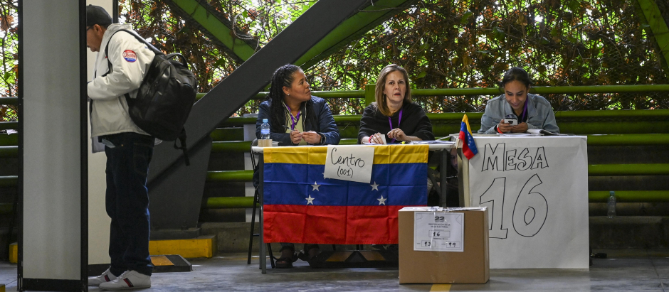 Una mesa de votación de la primarias opositoras en Bogotá