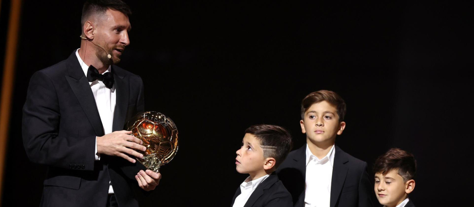 Messi, con sus hijos, al recibir el octavo Balón de Oro