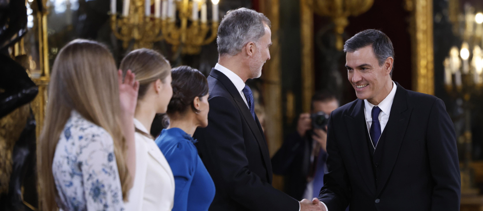 Pedro Sánchez saludando a la Familia Real