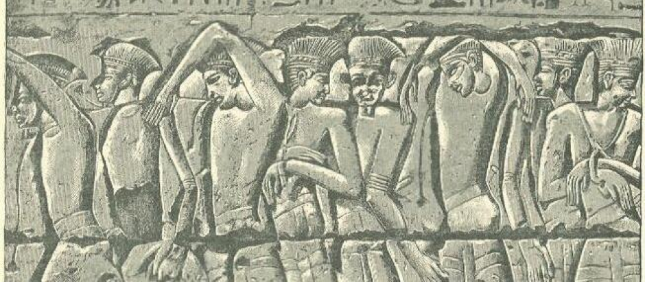 Bajorrelieve del templo de Medinet Habu, construido durante el reinado de Ramsés III (1186 a 1155 a. C.), representando un grupo de peleset cautivos