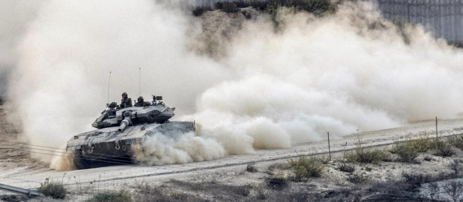Un tanque israelí se desplaza cerca de la frontera de Gaza