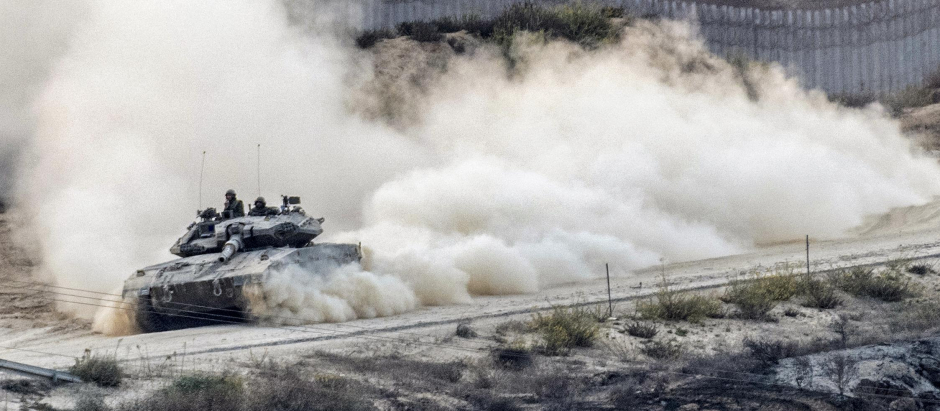 Un tanque israelí se desplaza cerca de la frontera de Gaza