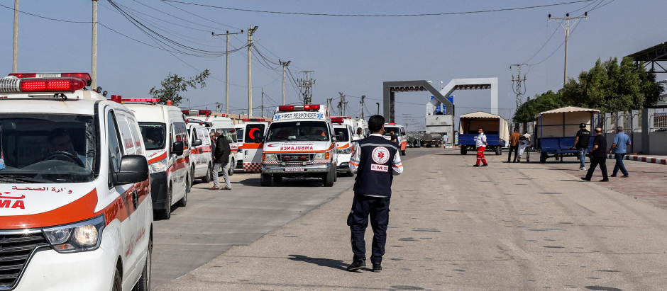 Una caravana de ambulancias cruza el puesto fronterizo de Rafah en la frontera con Egipto