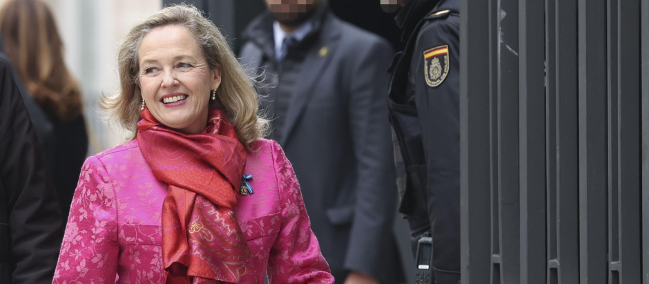 Nadia Calviño se inspiró en la tapicería del Palacio Real para este traje de chaqueta y pantalón, con un foulard ajuego