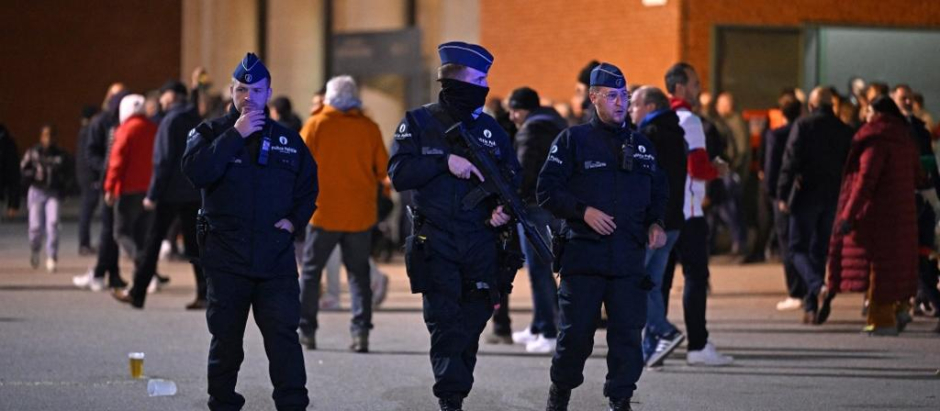 Oficiales de policía patrullan los alrededores del estadio de fútbol en Bruselas después del atentado terrorista