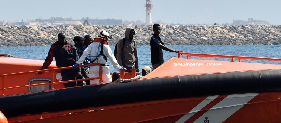 Traslado al puerto de Almería de varios inmigrantes rescatados en el mar