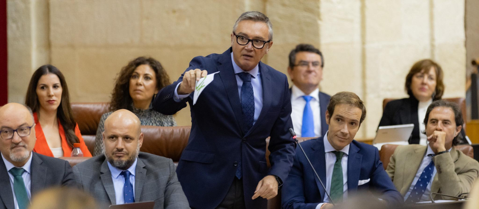 El Grupo Parlamentario Vox en Andalucía, con Manuel Gavira en el uso de la palabra durante un pleno