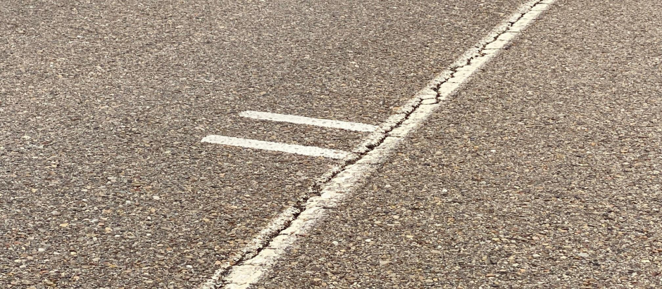 Dos líneas perpendiculares a la línea que marca el eje de la carretera