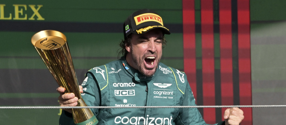 Fernando Alonso celebra con éxtasis su regreso al podio
