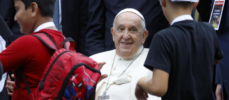 El Papa, durante su encuentro con niños en el Vaticano