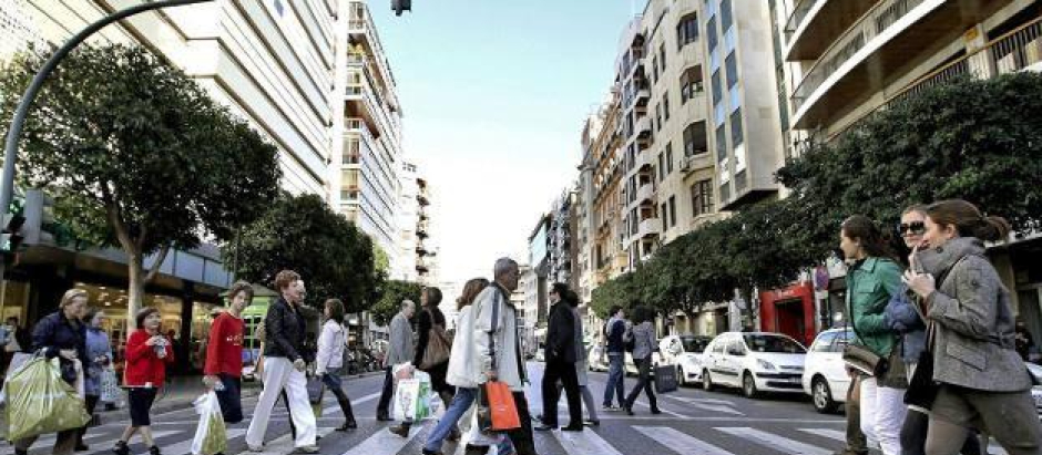 Varias personas cruzan en la valenciana calle Colón