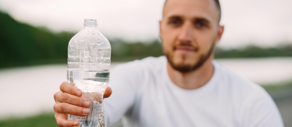 Es peligroso reutilizar las botellas de agua de plástico?