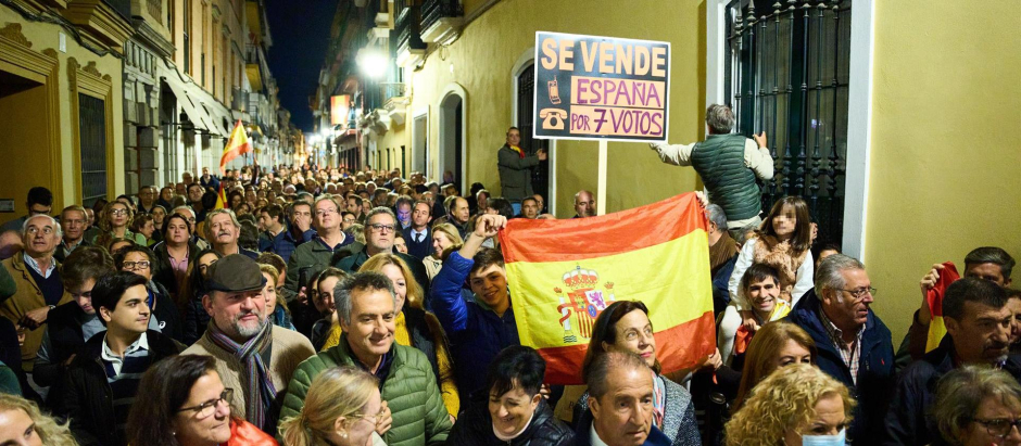 Manifestantes contra la amnistía ante la sede del PSOE andaluz, este lunes, en Sevilla