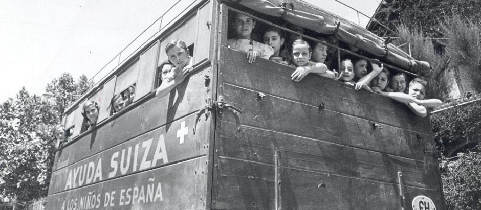 Evacuación de niños en una zona de conflicto por el Servicio Civil Internacional (SCI) en 1937