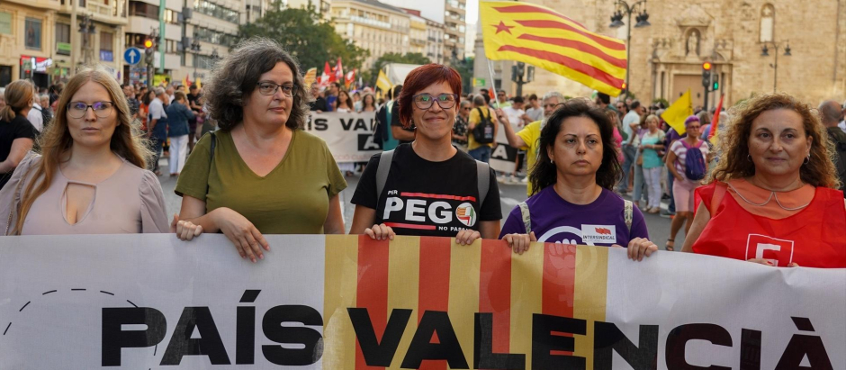 La diputada de Compromís-Sumar, Águeda Micó (en el centro) en la manifestación catalanista del 9 de Octubre con una estelada detrás
