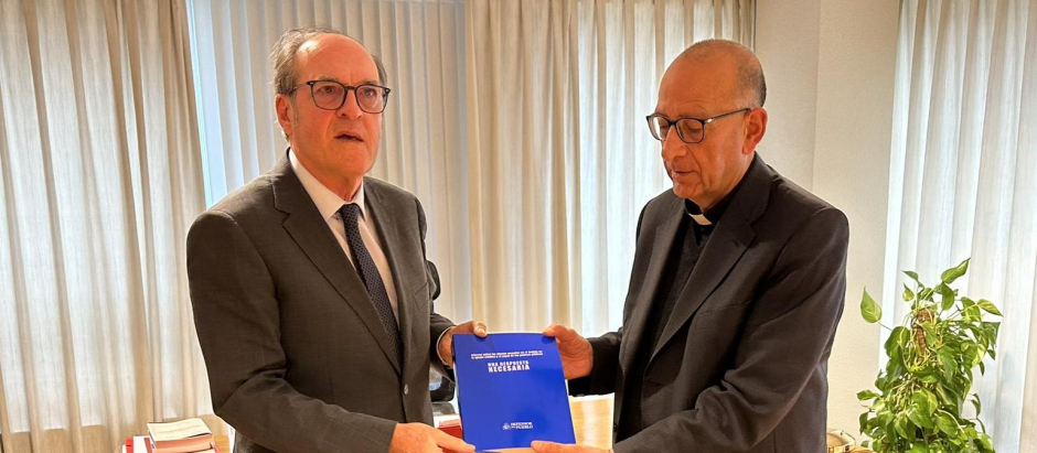 Ángel Gabilondo entrega al cardenal Omella el informe del Defensor del Pueblo