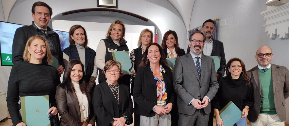 La consejera de Inclusión Social, Juventud, Familias e Igualdad de la Junta de Andalucía, Loles López (centro), en la entrega de las resoluciones de las subvenciones del Plan Corresponsables
