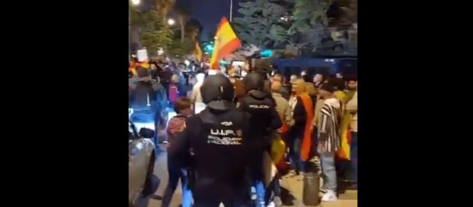 Cientos de manifestantes ante la sede de la Subdelegación del Gobierno en Málaga