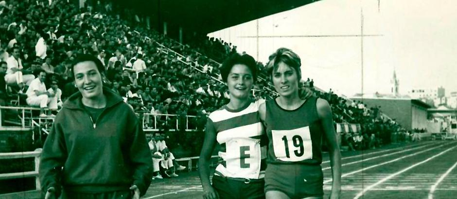 Nela Souto entre Emma Albertos (a su derecha) y Blanca Miret (a su izquierda) tras finalizar la prueba de 200m que ganaría en el Cto. España de 1964 celebrado en Madrid