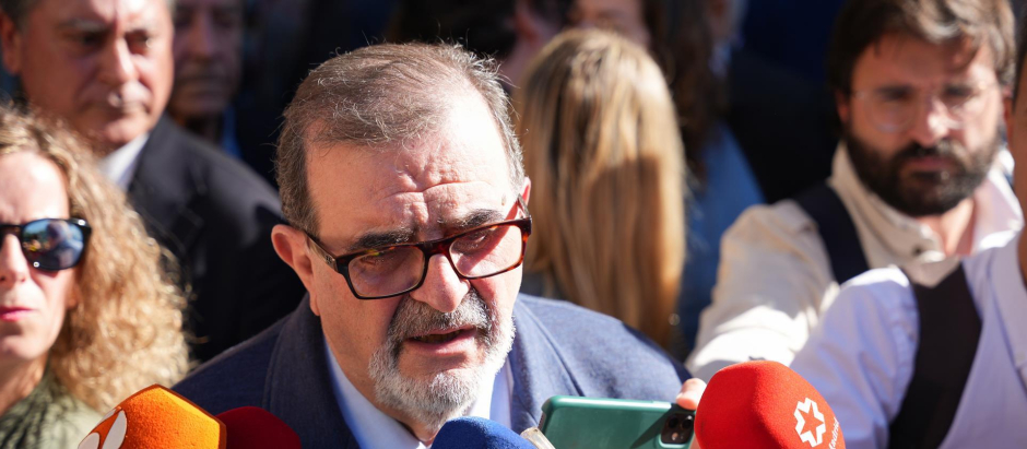 El primer presidente de la Junta de Andalucía y magistrado, José Rodríguez de la Borbolla, atiende a los medios en Sevilla durante una concentración de jueces y magistrados contra la amnistía
