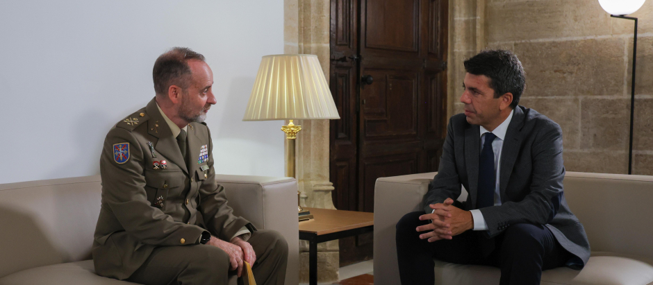 El presidente de la Comunidad Valenciana, Carlos Mazón, reunido con el Teniente General del Cuartel General Terrestre de Alta Disponibilidad