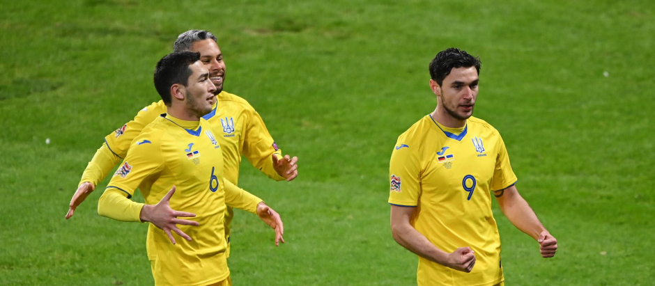 Varios jugadores de la selección ucraniana celebran un gol