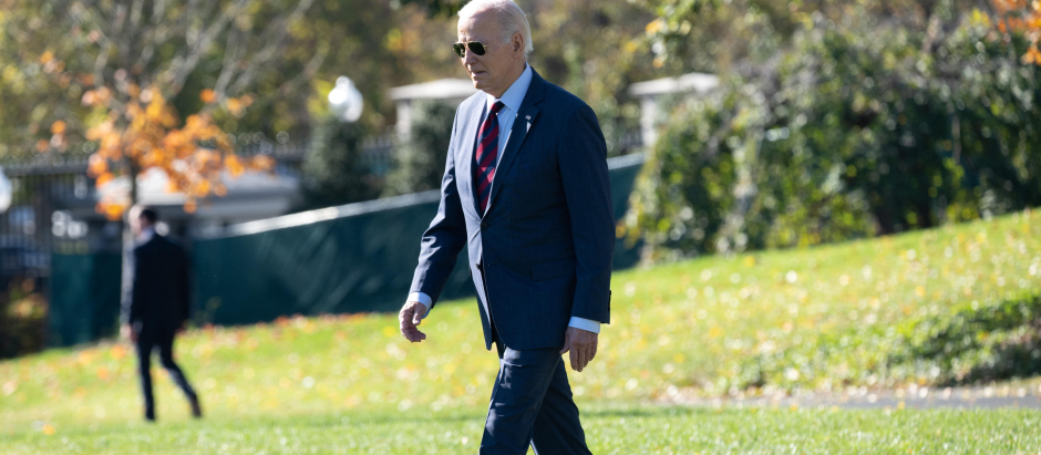 Joe Biden presidente de Estados Unidos caminando en los jardines de la Casa Blanca