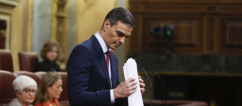 Pedro Sánchez recoge sus papeles en la tribuna del Congreso