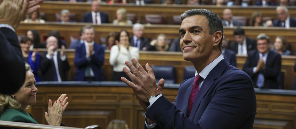 Pedro Sánchez aplaudiendo a los diputados del PSOE