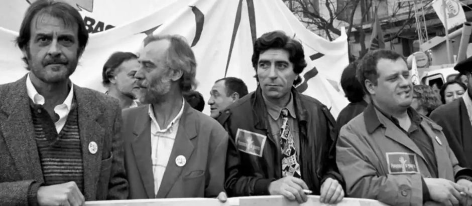 Luis Eduardo Aute, Javier Krahe, Joaquín Sabina, Juan Echanove y Manuel Piña, integrantes de la Plataforma Contra la Guerra del Golfo, encabezan una manifestación por las calles de Madrid en febrero de 1991.