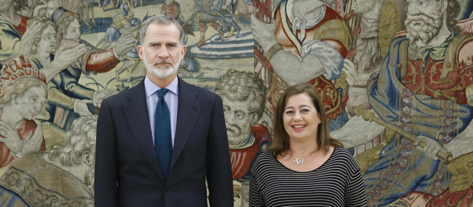 El Rey ha recibido a Francina Armengol para que le comunique el nombramiento de Pedro Sánchez como presidente del Gobierno