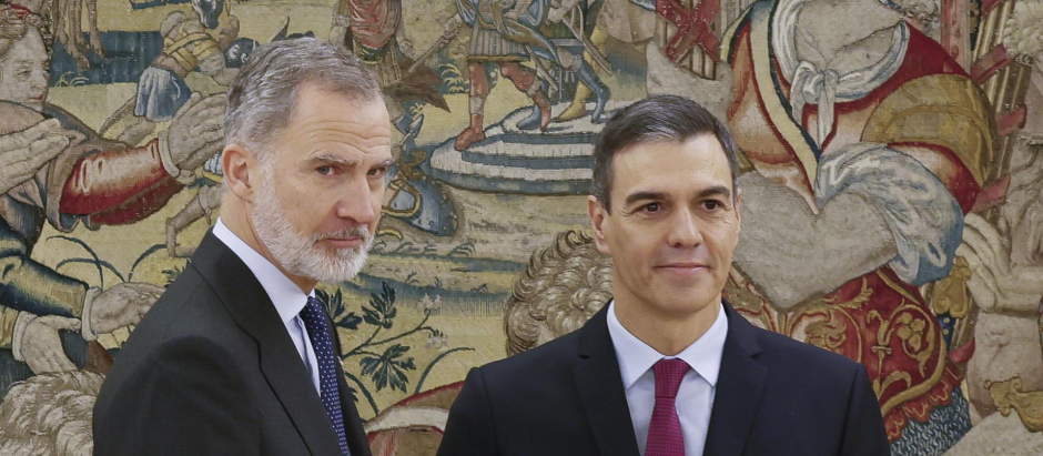 Pedro Sánchez tras prometer su cargo de presidente del Gobierno, junto al Rey Felipe VI, que mantiene un gesto serio