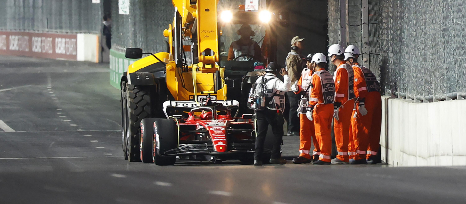Una alcantarilla dañó el coche de Carlos Sainz en el circuito de Las Vegas