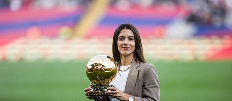 Aitana Bonmatí mostró su Balón de Oro a la afición culé