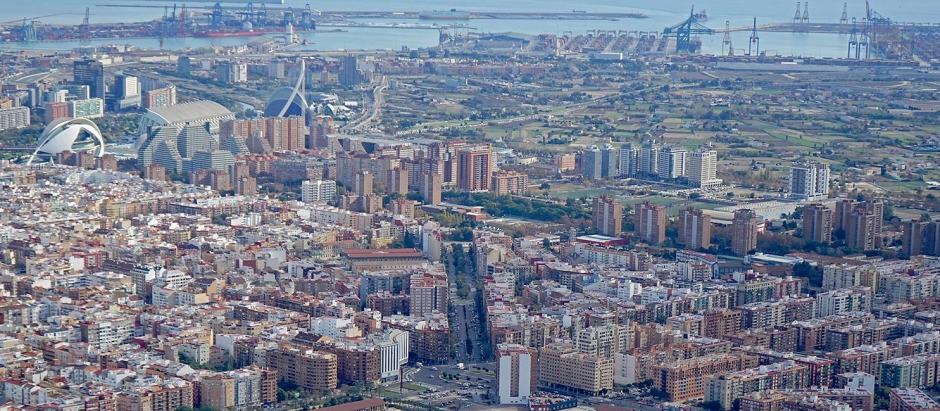Vista aérea de Valencia, con el Puerto al fondo