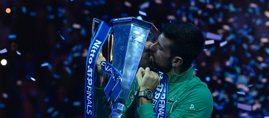 Novak Djokovic besa la copa de campeón de las ATP Finals