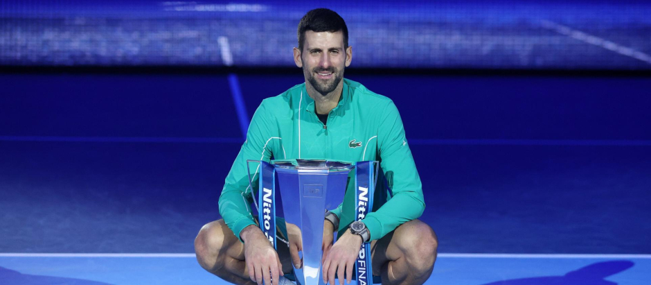 Novak Djokovic posando junto a su séptimo trofeo de la Copa de Maestros conseguido este domingo en Turín